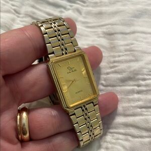 Oscar de la Renta Elegant Gold Tone Watch